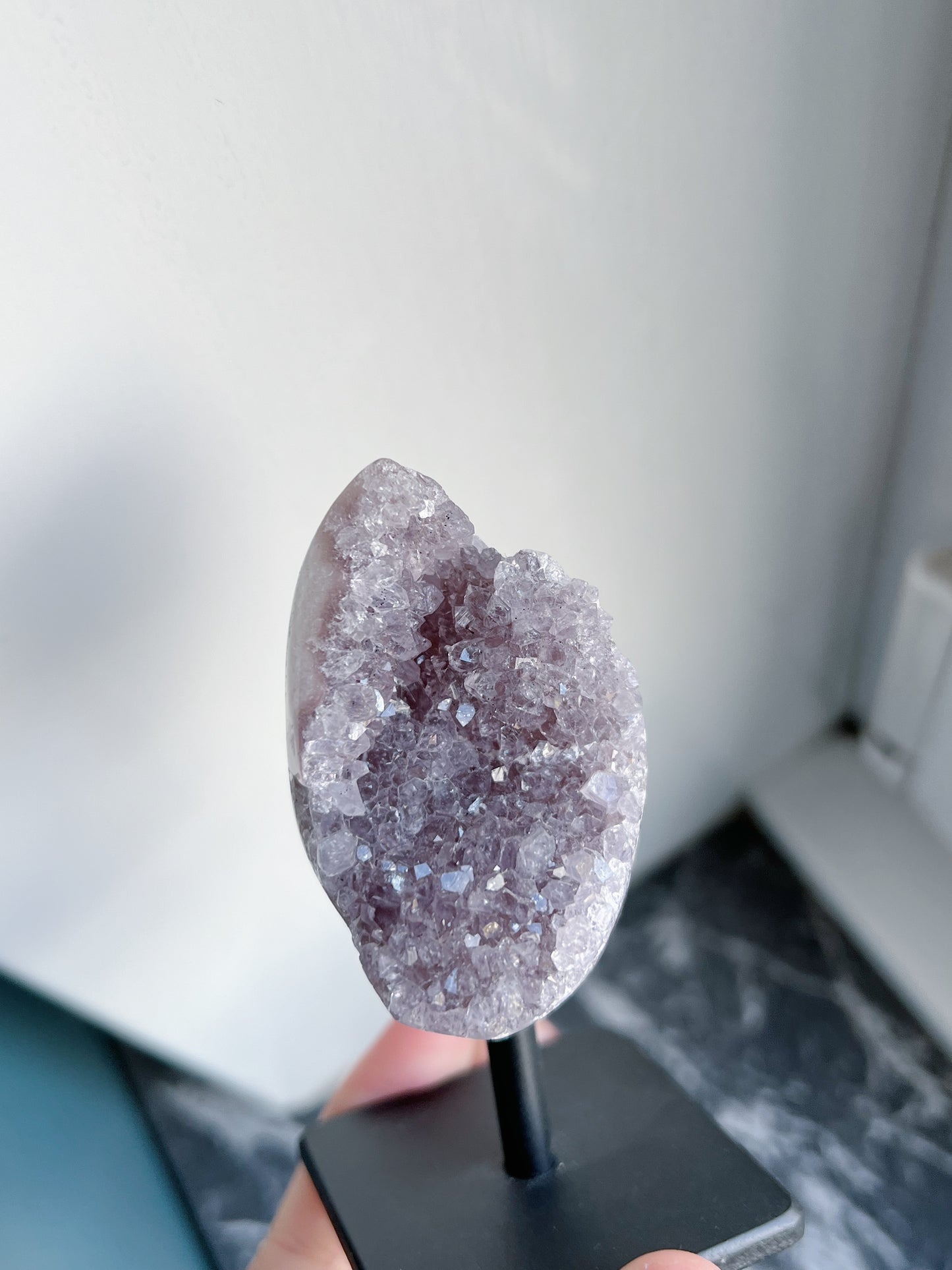 Kleine amethist op standaard