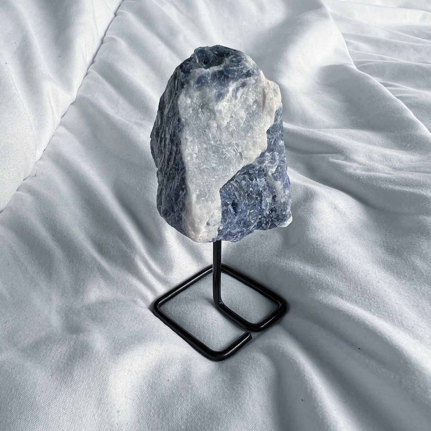 Ruwe sodaliet op pin