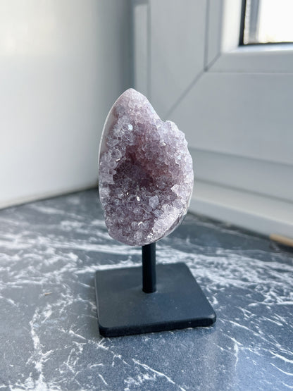 Kleine amethist op standaard