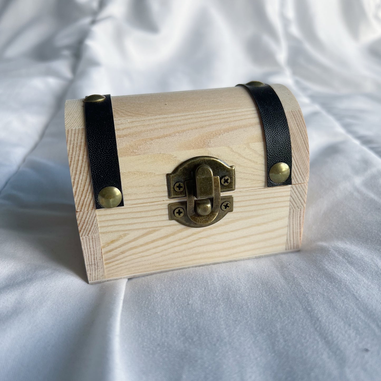 Leeg houten schatkistje