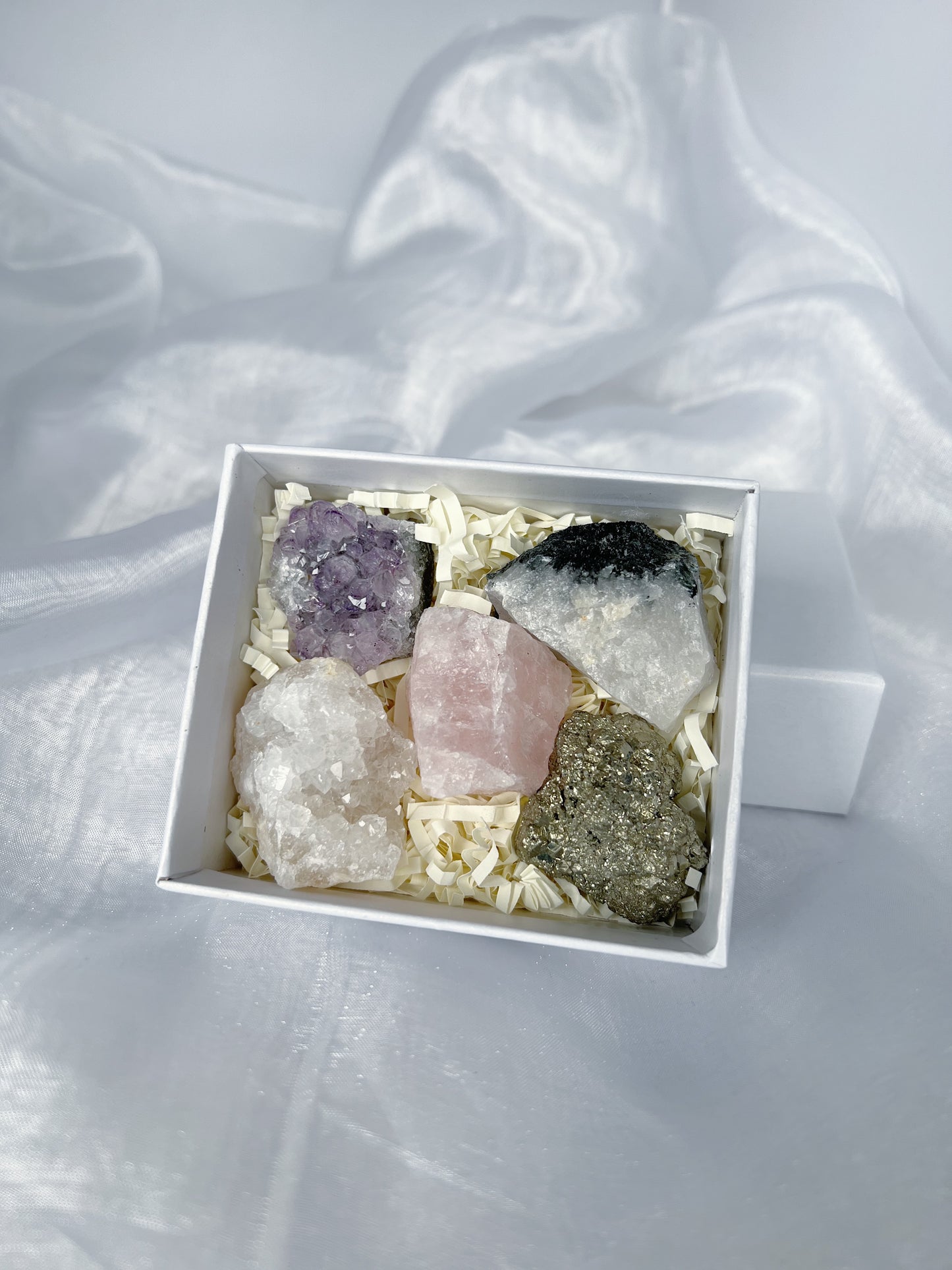 Geschenkdoosje met 5 ruwe kristallen - 8.5x10x4 cm